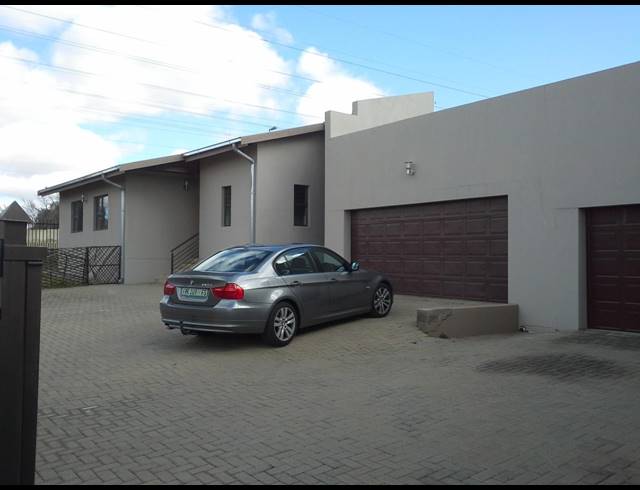 3 BEDROOM DUET TO LET IN HILLSIDE